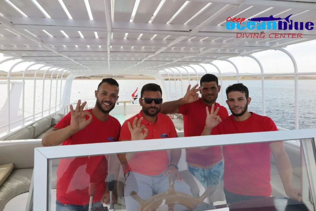 Staff-Deep-Ocean-Blue-Boat-02-1024×685